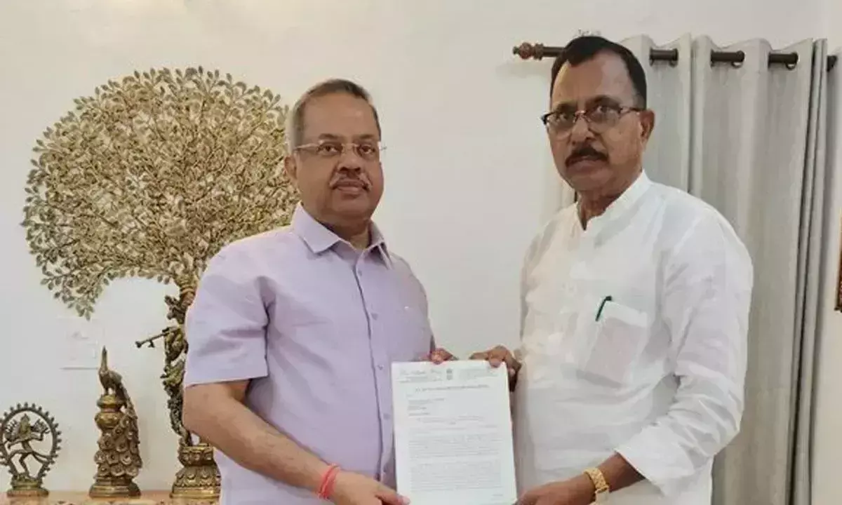 Mallu Ravi ने दुर्भावनापूर्ण झूठ फैलाने के लिए बीआरएस, भाजपा की आलोचना की Mallu Ravi ने दुर्भावनापूर्ण झूठ फैलाने के लिए बीआरएस, भाजपा की आलोचना की