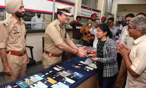 Ludhiana: बरामद 138 मोबाइल मालिकों को सौंपे गए Ludhiana: बरामद 138 मोबाइल मालिकों को सौंपे गए
