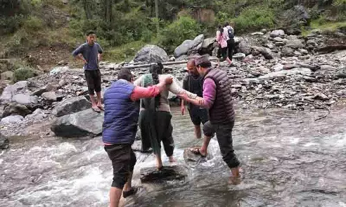 Kullu में हाईवे पर पुल ढहा, पर्यटक फंसे Kullu में हाईवे पर पुल ढहा, पर्यटक फंसे