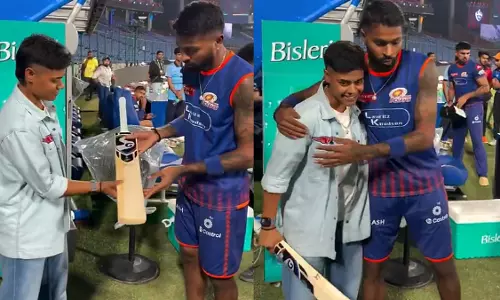 IPL 2025: हार्दिक पांड्या ने काशवी गौतम को बल्ला गिफ्ट कर अपना वादा पूरा किया IPL 2025: हार्दिक पांड्या ने काशवी गौतम को बल्ला गिफ्ट कर अपना वादा पूरा किया