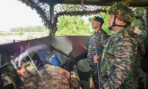 Army Chief ने पश्चिमी सीमाओं पर परिचालन तैयारियों की समीक्षा की