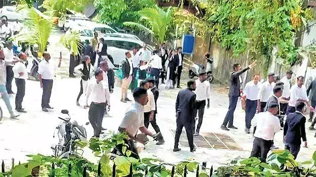 Maharaja कॉलेज में वकीलों और छात्रों के बीच झड़प: पुलिस कारण की जांच कर रही है