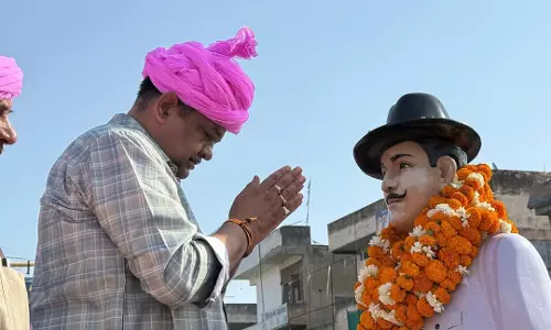 Jaipur : शहीद भगत सिंह की प्रतिमा पर माल्यार्पण, वन राज्यमंत्री ने दी श्रद्धांजलि Jaipur : शहीद भगत सिंह की प्रतिमा पर माल्यार्पण, वन राज्यमंत्री ने दी श्रद्धांजलि