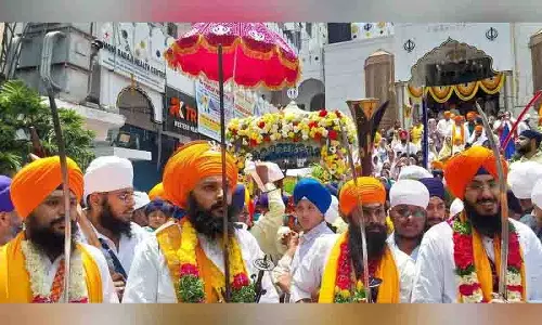 Sikh समुदाय के सदस्यों ने 326वां खालसा पंथ स्थापना दिवस मनाया Sikh समुदाय के सदस्यों ने 326वां खालसा पंथ स्थापना दिवस मनाया
