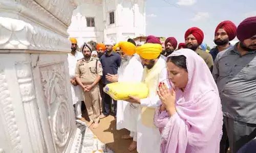 बैसाखी पर Punjab, हरियाणा के गुरुद्वारों में श्रद्धालु पूजा-अर्चना करते
