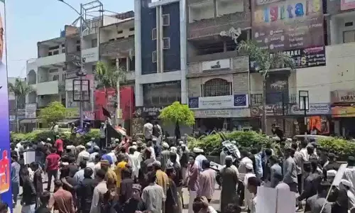 Hyderabad में वक्फ संशोधन अधिनियम के खिलाफ बड़े पैमाने पर विरोध प्रदर्शन Hyderabad में वक्फ संशोधन अधिनियम के खिलाफ बड़े पैमाने पर विरोध प्रदर्शन