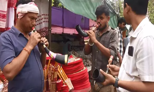 Assam : रोंगाली बिहू से पहले गुवाहाटी के बाजारों में उत्सव का माहौल Assam : रोंगाली बिहू से पहले गुवाहाटी के बाजारों में उत्सव का माहौल