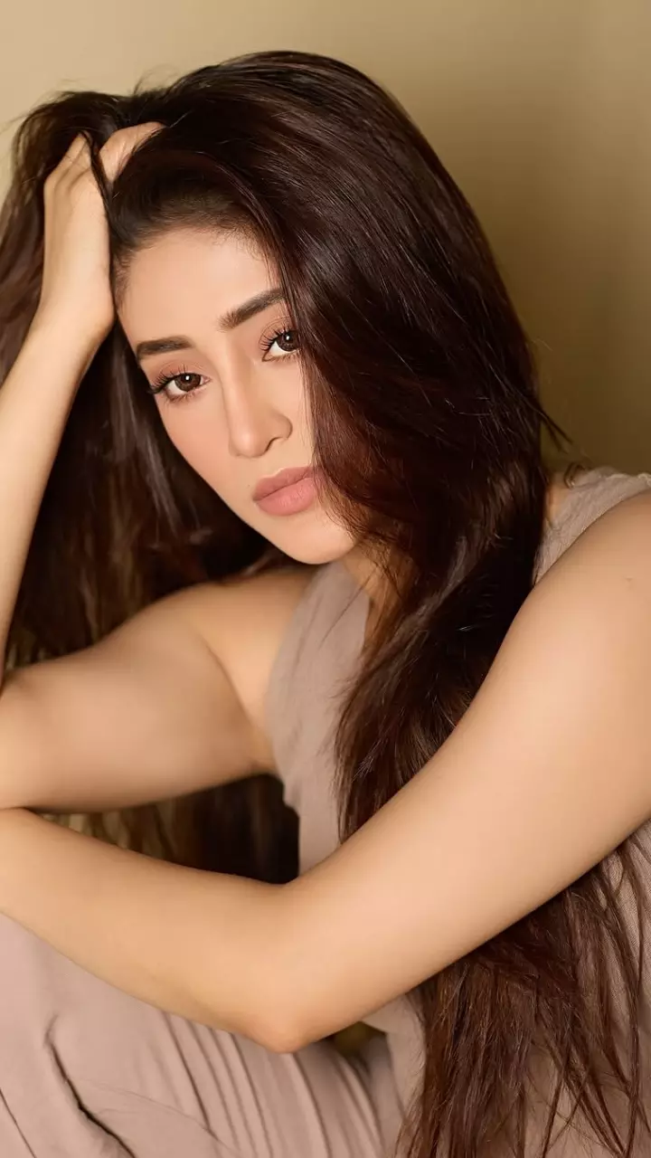 शिवांगी जोशी का हॉट लुक