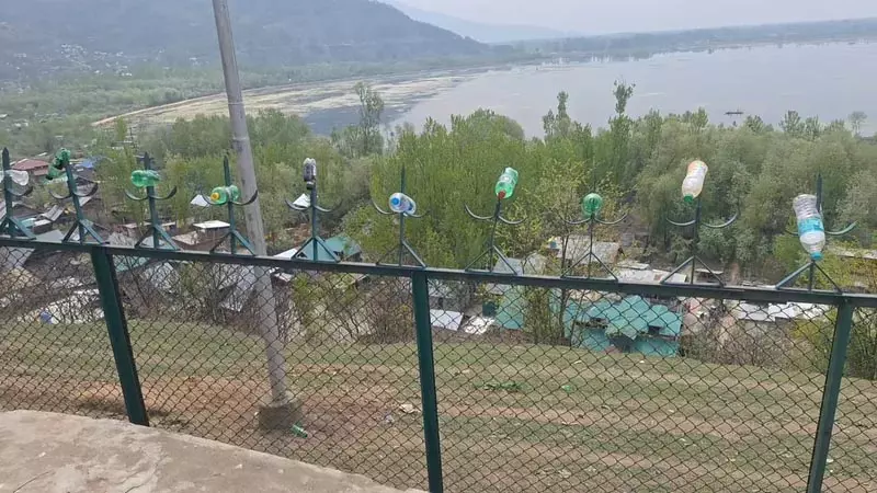 कचरा संकट और रखरखाव की कमी से बांदीपुरा का प्रमुख पर्यटन स्थल प्रभावित कचरा संकट और रखरखाव की कमी से बांदीपुरा का प्रमुख पर्यटन स्थल प्रभावित