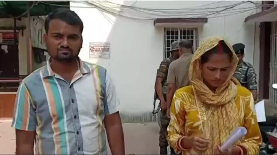 पिता के स्टूडेंट संग भागी युवती, मंदिर में शादी कर एसपी से लगाई सुरक्षा की गुहार पिता के स्टूडेंट संग भागी युवती, मंदिर में शादी कर एसपी से लगाई सुरक्षा की गुहार