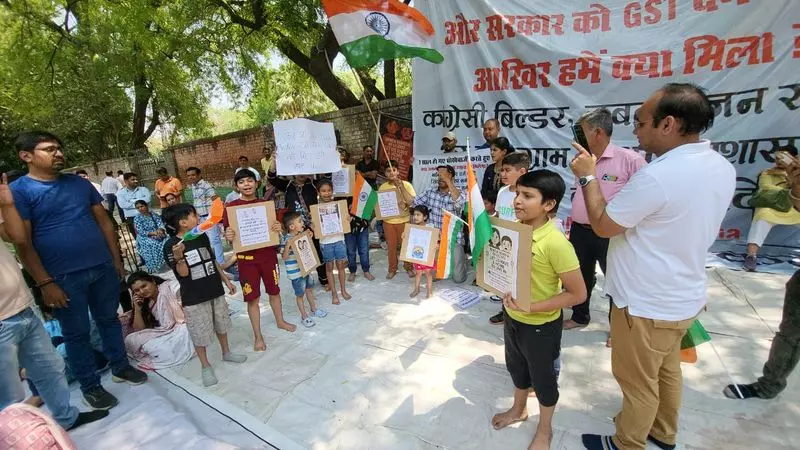 माहिरा हाउसिंग प्रोजेक्ट के खरीदारों ने किया विरोध प्रदर्शन माहिरा हाउसिंग प्रोजेक्ट के खरीदारों ने किया विरोध प्रदर्शन