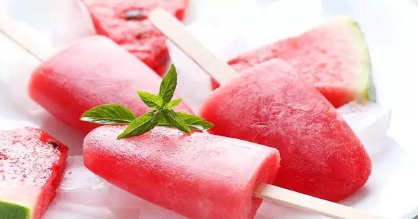 Watermelon Kulfi: घर पर बनाएं ठंडी तरबूज कुल्फी Watermelon Kulfi: घर पर बनाएं ठंडी तरबूज कुल्फी