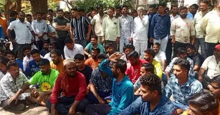 हुबली में पांच वर्षीय बच्ची की संदिग्ध परिस्थितियों में मौत, थाने के सामने प्रदर्शन हुबली में पांच वर्षीय बच्ची की संदिग्ध परिस्थितियों में मौत, थाने के सामने प्रदर्शन