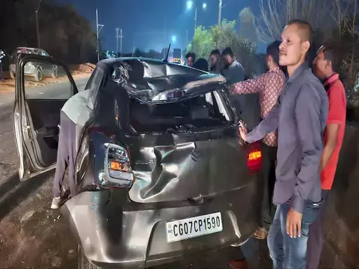 ट्रक चालक ने कार को मारी ठोकर, बाइक सवार आया चपेट में, दो लोग घायल ट्रक चालक ने कार को मारी ठोकर, बाइक सवार आया चपेट में, दो लोग घायल