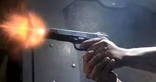 Indore : पुरानी रंजिश में अपराधी को गोली मारी गई, इलाज जारी, पुलिस ने दर्ज किया बयान Indore : पुरानी रंजिश में अपराधी को गोली मारी गई, इलाज जारी, पुलिस ने दर्ज किया बयान