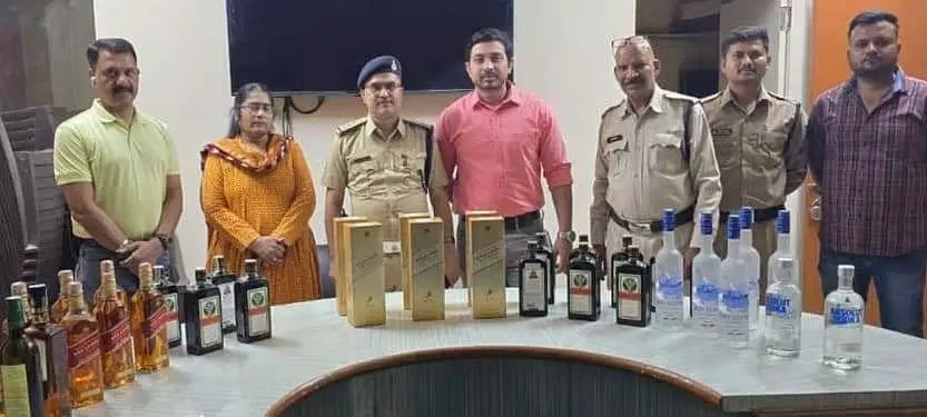 Indore : अवैध रूप से महंगी शराब बेचने के आरोप में एक व्यक्ति गिरफ्तार, 1.36 लाख की शराब बरामद Indore : अवैध रूप से महंगी शराब बेचने के आरोप में एक व्यक्ति गिरफ्तार, 1.36 लाख की शराब बरामद