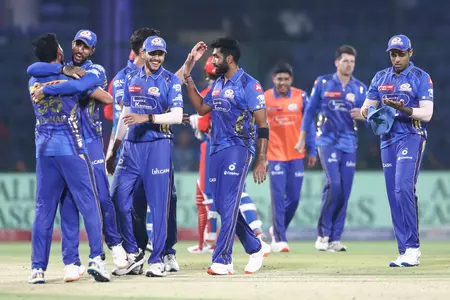 आईपीएल 2025 : कैसे गेंद बदलने के नियम ने एमआई को रोमांचक जीत दिलाने में मदद की आईपीएल 2025 : कैसे गेंद बदलने के नियम ने एमआई को रोमांचक जीत दिलाने में मदद की