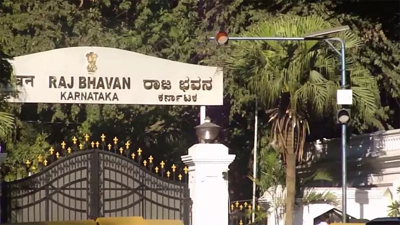 Karnataka : राजभवन के पास पेट्रोल डालकर आत्महत्या का प्रयास Karnataka : राजभवन के पास पेट्रोल डालकर आत्महत्या का प्रयास