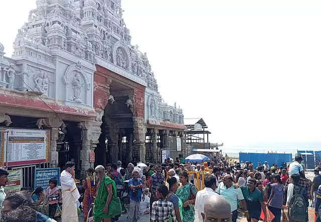 तमिल नववर्ष: हजारों भक्त तिरुचेंदूर मंदिर में दर्शन के लिए पहुंचे तमिल नववर्ष: हजारों भक्त तिरुचेंदूर मंदिर में दर्शन के लिए पहुंचे
