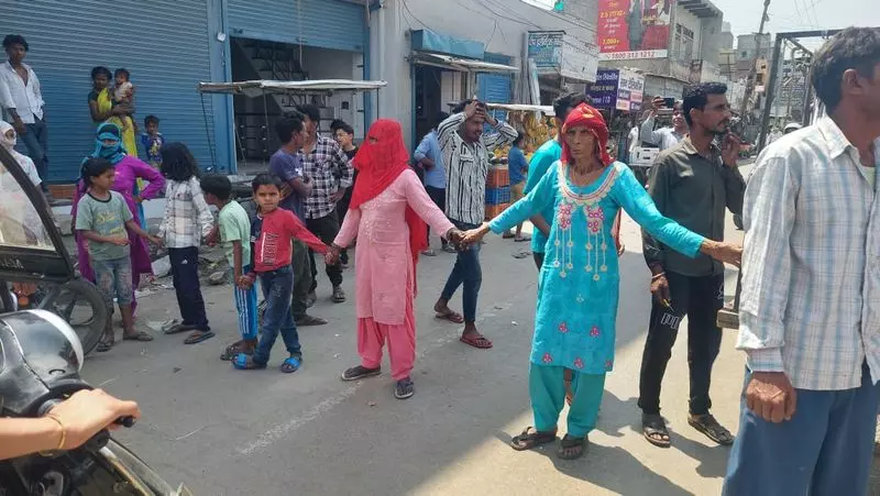 Haryana : भिवानी निवासियों ने पेयजल संकट के विरोध में सड़क जाम किया Haryana : भिवानी निवासियों ने पेयजल संकट के विरोध में सड़क जाम किया