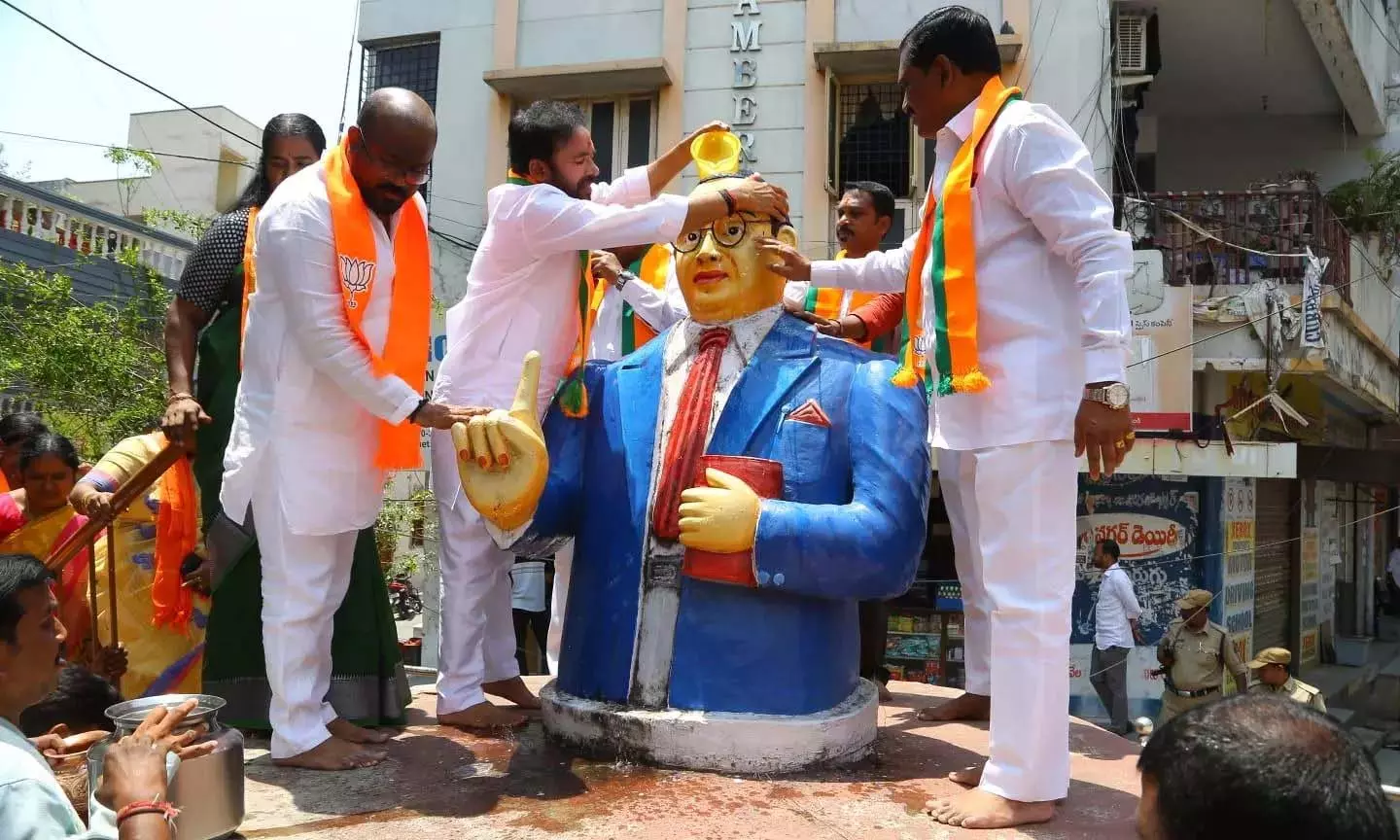 किशन ने Hyderabad में अंबेडकर की मूर्तियों की सफाई की किशन ने Hyderabad में अंबेडकर की मूर्तियों की सफाई की