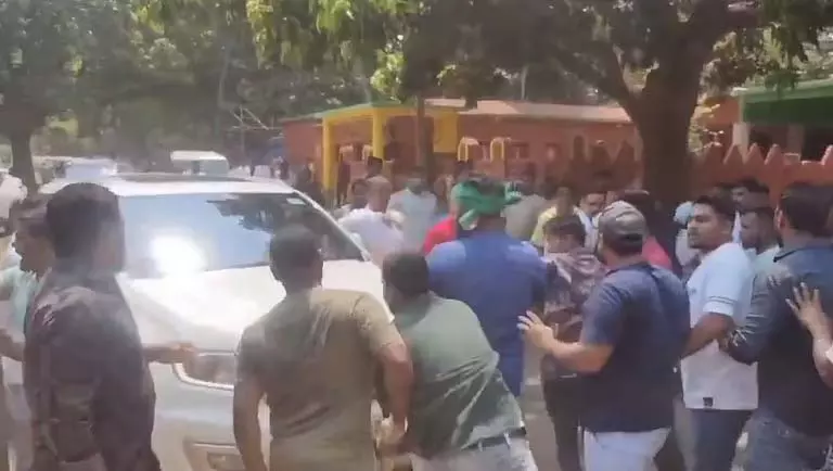 Odisha: बीजद नेता प्रणब बालाबंतराय की कार पर जाजपुर में हमला Odisha: बीजद नेता प्रणब बालाबंतराय की कार पर जाजपुर में हमला