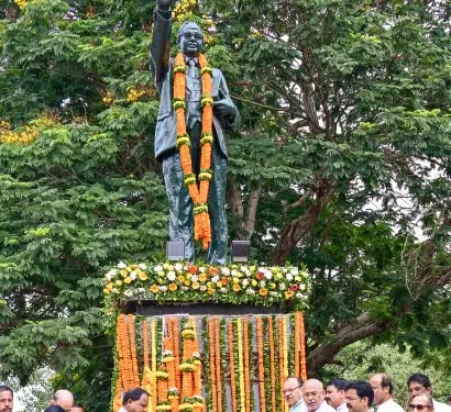 अंबेडकर जयंती पर ओडिशा के राज्यपाल, मुख्यमंत्री और विपक्ष के नेता ने दी श्रद्धांजलि अंबेडकर जयंती पर ओडिशा के राज्यपाल, मुख्यमंत्री और विपक्ष के नेता ने दी श्रद्धांजलि