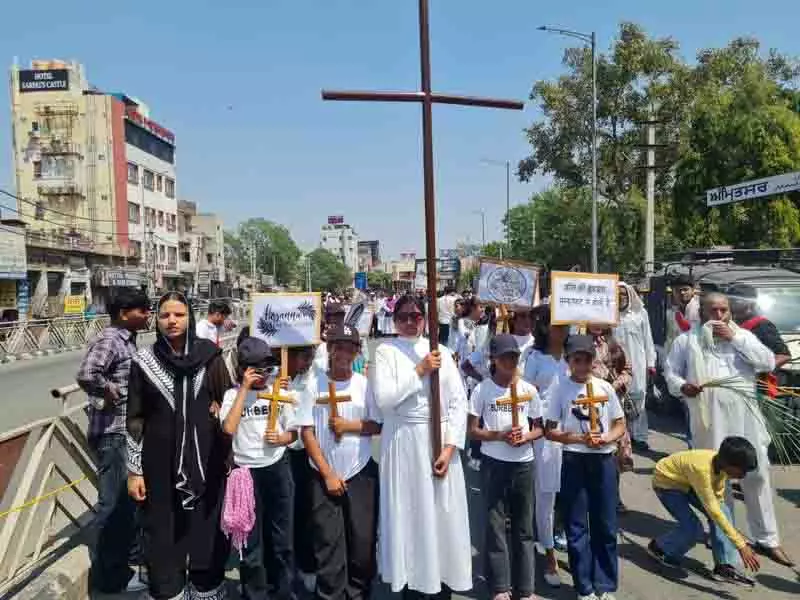 Palm Sunday पर शांति जुलूस निकाला गया Palm Sunday पर शांति जुलूस निकाला गया