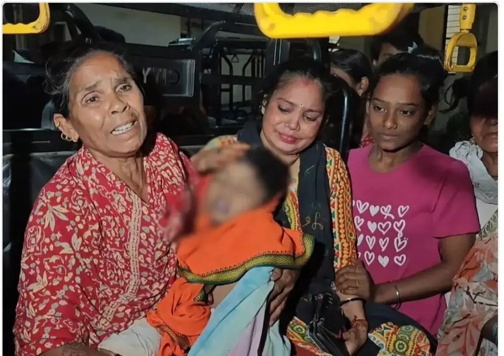 मृत बच्चा दिव्यांश के परिवारजनों को तत्काल 4 लाख की मिली आर्थिक सहायता मृत बच्चा दिव्यांश के परिवारजनों को तत्काल 4 लाख की मिली आर्थिक सहायता