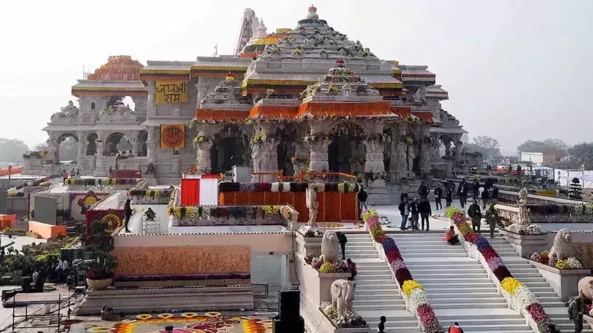 Ayodhya: अयोध्या में ऐतिहासिक पल, श्रीराम मंदिर का शिखर हुआ स्थापित Ayodhya: अयोध्या में ऐतिहासिक पल, श्रीराम मंदिर का शिखर हुआ स्थापित
