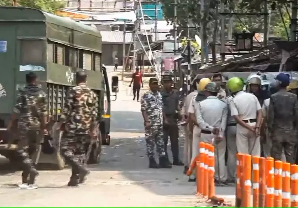 Kolkata: मुर्शिदाबाद हिंसा के बाद शांति, सुरक्षा बलों ने किया फ्लैग मार्च Kolkata: मुर्शिदाबाद हिंसा के बाद शांति, सुरक्षा बलों ने किया फ्लैग मार्च
