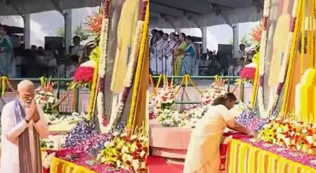 राष्ट्रपति मुर्मू और पीएम मोदी ने संसद में अंबेडकर को अर्पित की पुष्पांजलि राष्ट्रपति मुर्मू और पीएम मोदी ने संसद में अंबेडकर को अर्पित की पुष्पांजलि