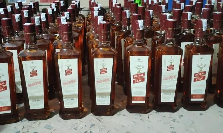 Ballia: 298 पेटी अवैध शराब लावारिस पिकअप से मिली, पुलिस को भी नहीं था अंदेशा Ballia: 298 पेटी अवैध शराब लावारिस पिकअप से मिली, पुलिस को भी नहीं था अंदेशा