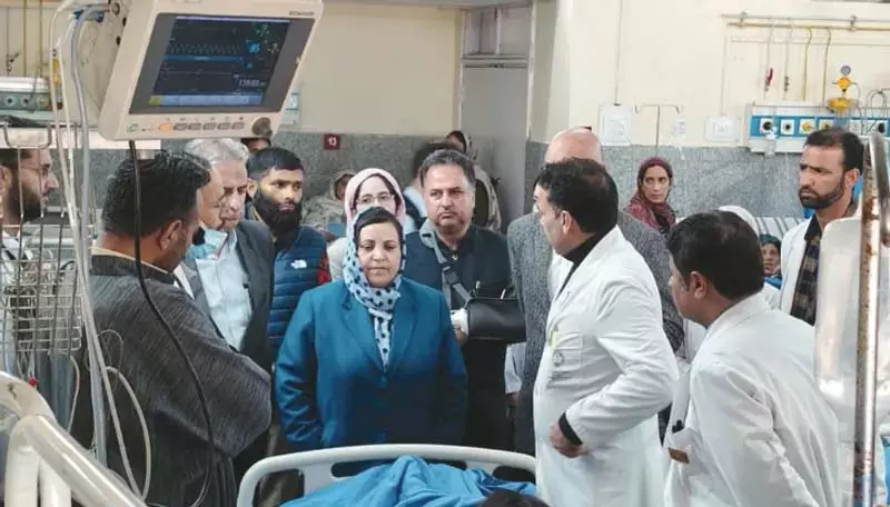 सकीना इटू ने श्रीनगर में SKIMS-SMHS अस्पताल का दौरा किया सकीना इटू ने श्रीनगर में SKIMS-SMHS अस्पताल का दौरा किया
