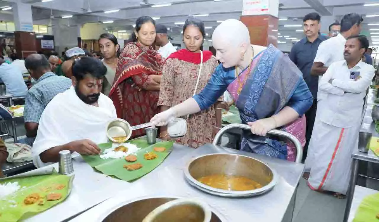 Pawan Kalyan की पत्नी अन्ना लेझनेवा ने तिरुमाला में पूजा-अर्चना की, मंदिर ट्रस्ट को 17 लाख रुपये दान किए Pawan Kalyan की पत्नी अन्ना लेझनेवा ने तिरुमाला में पूजा-अर्चना की, मंदिर ट्रस्ट को 17 लाख रुपये दान किए