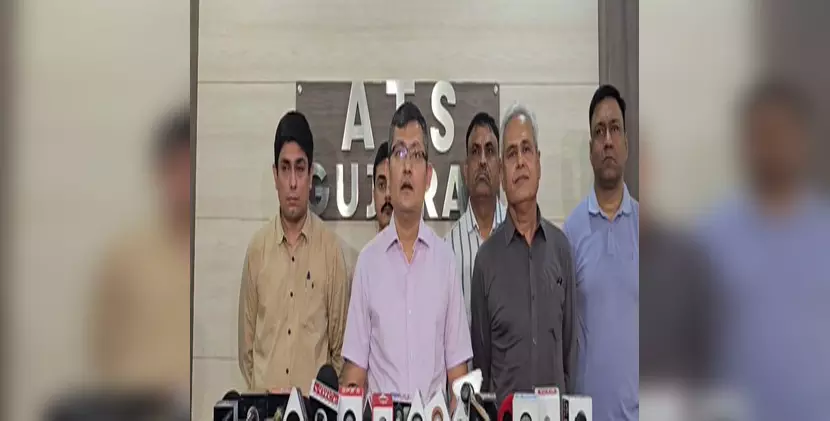 ATS-कोस्ट गार्ड की कार्रवाई, 1,800 करोड़ की ड्रग्स समुद्र में फेंक भागे तस्कर ATS-कोस्ट गार्ड की कार्रवाई, 1,800 करोड़ की ड्रग्स समुद्र में फेंक भागे तस्कर