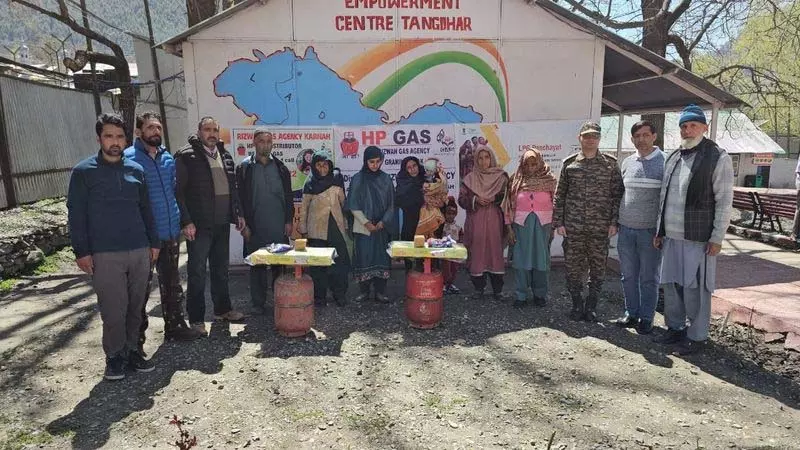 Jammu: सेना ने करनाह घाटी में सीमावर्ती गांव को सौर ऊर्जा से रोशन किया Jammu: सेना ने करनाह घाटी में सीमावर्ती गांव को सौर ऊर्जा से रोशन किया
