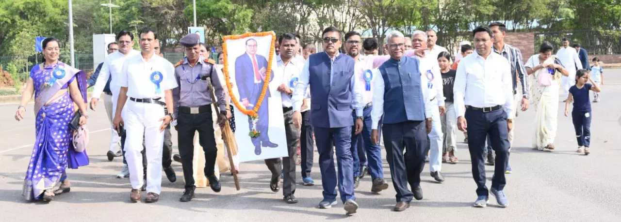 डॉ. भीमराव अंबेडकर जयंती पर नवा रायपुर में अम्बेडकर चौक पर उमड़ा जनसैलाब डॉ. भीमराव अंबेडकर जयंती पर नवा रायपुर में अम्बेडकर चौक पर उमड़ा जनसैलाब