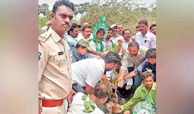 Vanajeevi Ramaiah का खम्मम में अंतिम संस्कार, हजारों लोगों ने शोक जताया Vanajeevi Ramaiah का खम्मम में अंतिम संस्कार, हजारों लोगों ने शोक जताया