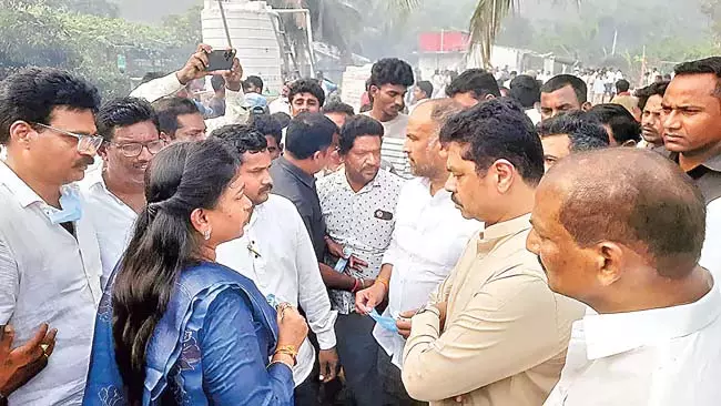 Andhra: मुख्यमंत्री, उपमुख्यमंत्री ने अनकापल्ले जिले में हुई दुर्घटना की जानकारी ली Andhra: मुख्यमंत्री, उपमुख्यमंत्री ने अनकापल्ले जिले में हुई दुर्घटना की जानकारी ली