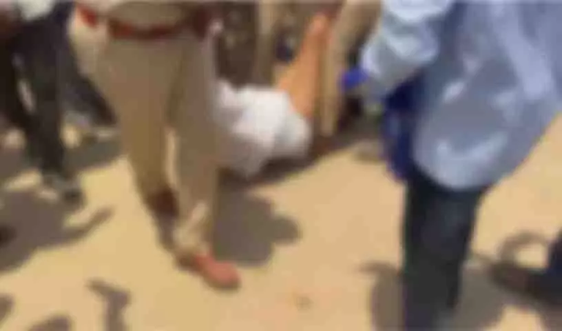 Ambedkar Jayanti पर बैनर लगाने पर पुलिस ने दलितों को नंगा किया और उनके साथ दुर्व्यवहार किया Ambedkar Jayanti पर बैनर लगाने पर पुलिस ने दलितों को नंगा किया और उनके साथ दुर्व्यवहार किया
