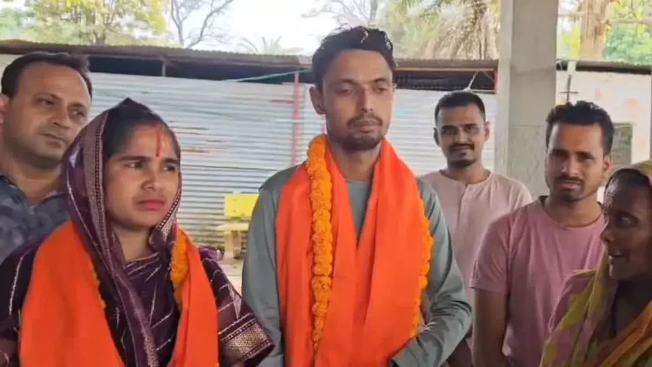 शंकर को मुस्लिम युवती ने बनाई जीवनसाथी, सनातनियों ने करवाया विवाह शंकर को मुस्लिम युवती ने बनाई जीवनसाथी, सनातनियों ने करवाया विवाह