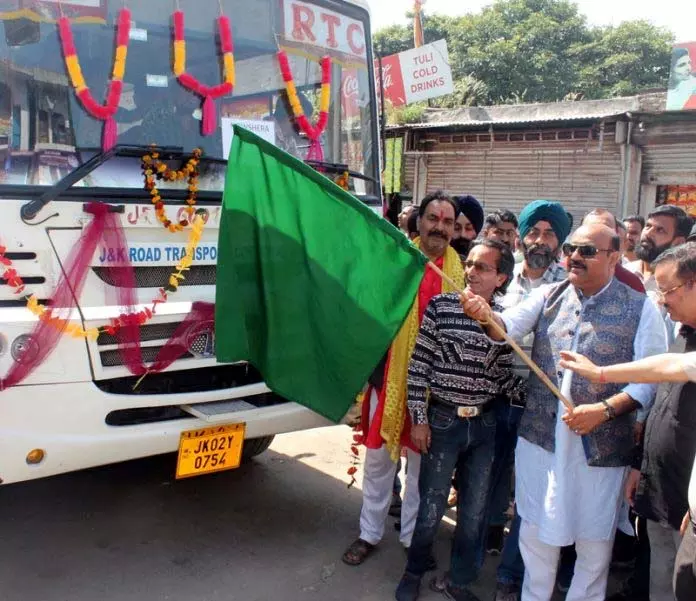 उपमुख्यमंत्री ने Jammu से सेरी होते हुए नौशेरा तक बस सेवा को हरी झंडी दिखाई उपमुख्यमंत्री ने Jammu से सेरी होते हुए नौशेरा तक बस सेवा को हरी झंडी दिखाई