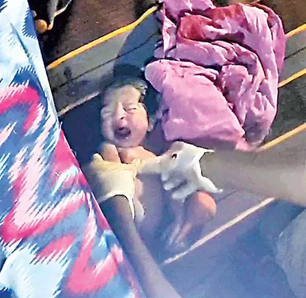 Telangana: एक बेजान बच्चे को जीवनरक्षक उपचार दिया गया Telangana: एक बेजान बच्चे को जीवनरक्षक उपचार दिया गया