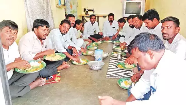 Telangana : राशन कार्ड लाभार्थी मुफ्त राशन चावल वितरण कार्यक्रम का जश्न मना रहे Telangana : राशन कार्ड लाभार्थी मुफ्त राशन चावल वितरण कार्यक्रम का जश्न मना रहे