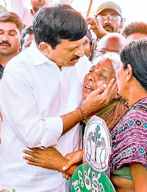 MLA पोंगुलेटी श्रीनिवास रेड्डी ने वन्यजीव के पार्थिव शरीर पर श्रद्धांजलि अर्पित की MLA पोंगुलेटी श्रीनिवास रेड्डी ने वन्यजीव के पार्थिव शरीर पर श्रद्धांजलि अर्पित की