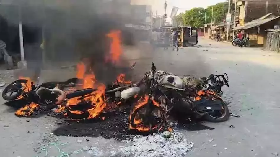 भांगर में हिंसा: ISF समर्थकों और पुलिस के बीच झड़प भांगर में हिंसा: ISF समर्थकों और पुलिस के बीच झड़प