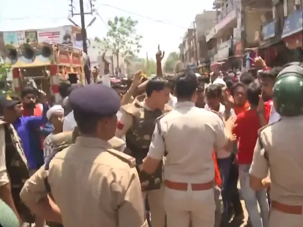 गुना में पथराव के विरोध पर VHP, बजरंग दल पर लाठीचार्ज गुना में पथराव के विरोध पर VHP, बजरंग दल पर लाठीचार्ज