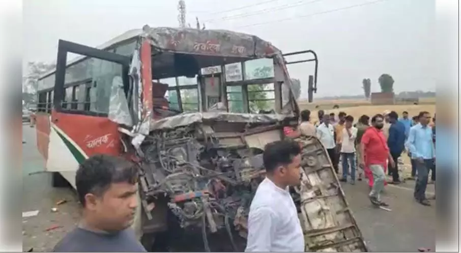 Deoria: रोडवेज बस और टैंकर में टक्कर, 35 यात्री घायल Deoria: रोडवेज बस और टैंकर में टक्कर, 35 यात्री घायल