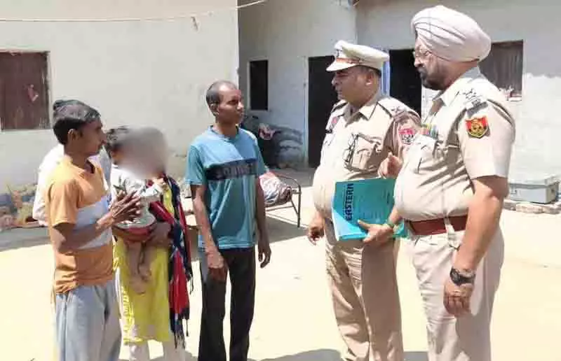 अपहृत बच्चे को Jalandhar में सकुशल उसके माता-पिता से मिलवाया गया अपहृत बच्चे को Jalandhar में सकुशल उसके माता-पिता से मिलवाया गया